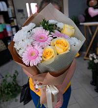 Букет цветов из:  Герберы, Розы и Хризантемы в Краснозатонский