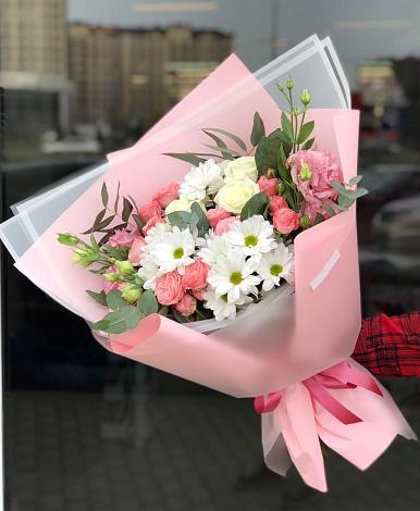 Букет цветов из: Розы, Лизиантусы и Хризантемы в Краснозатонский